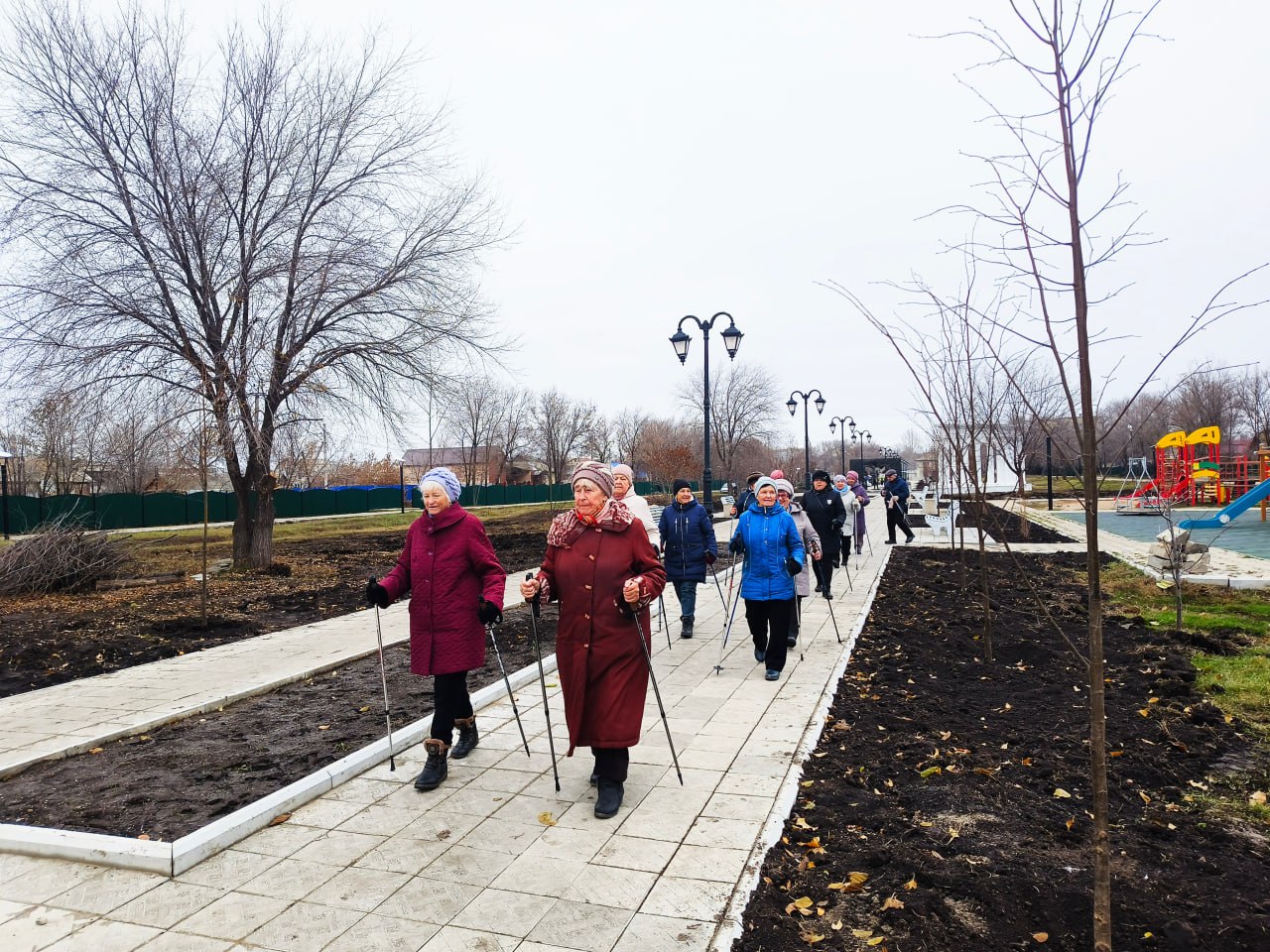Саратовские пенсионеры совершили марш-бросок в День пешеходного туризма